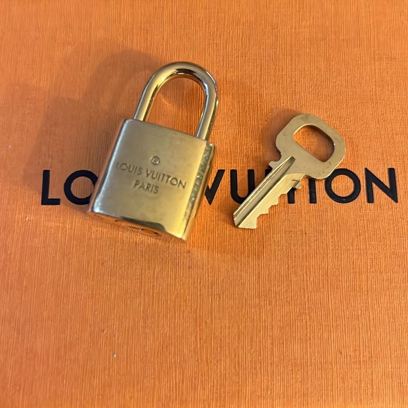 No 431 Louis Vuitton Padlock Set - Picture 2 of 8
